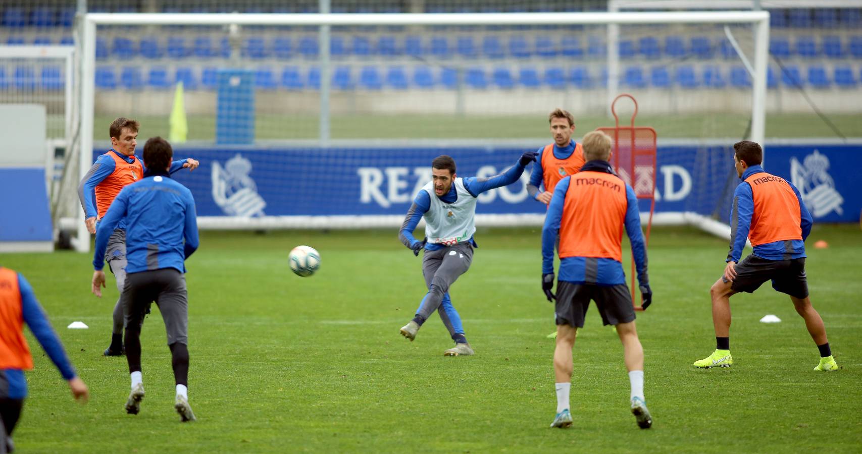 El atacante txuri-urdin no se ha podido entrenar junto al resto de sus compañeros. Illarramendi ha realizado ejercicios sobre el terreno de juego. 