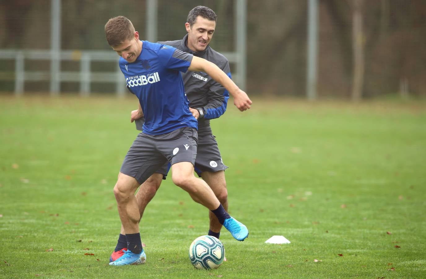 El atacante txuri-urdin no se ha podido entrenar junto al resto de sus compañeros. Illarramendi ha realizado ejercicios sobre el terreno de juego. 