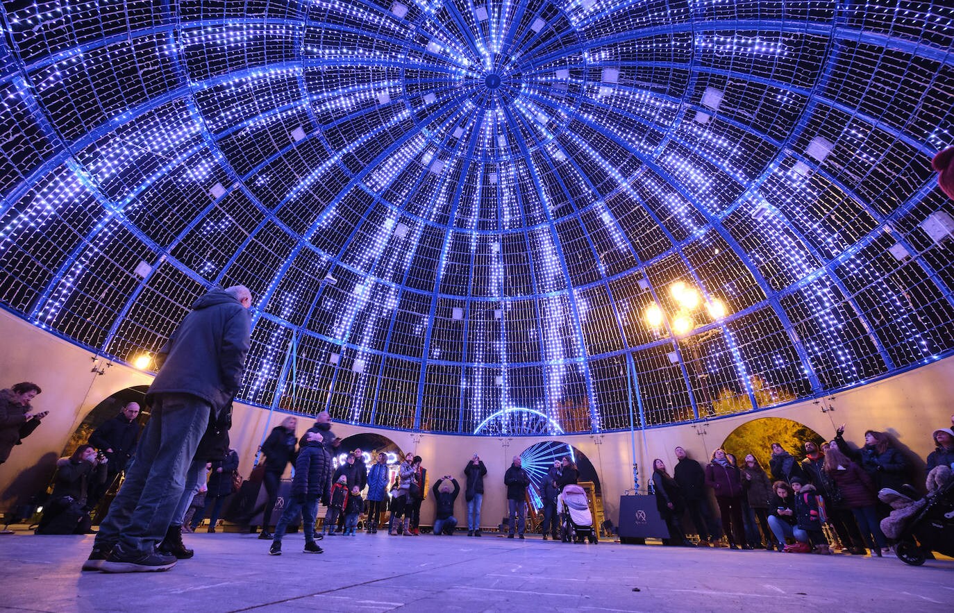 Las luces de Navidad iluminan Donostia. Por toda la ciudada hay 75 calles con más de 730 elementos, de ellos un 90% de diseños nuevos. Además, en Alderdi Eder se ha instalado un planetario de luz y sonido, una bola de diez metros de altura en la calle Easo, los árboles del Buen Pastor y el palacio de Miramar y el Mercado de Navidad. Todo ellos contribuyen a dar brillo a la ciudad.