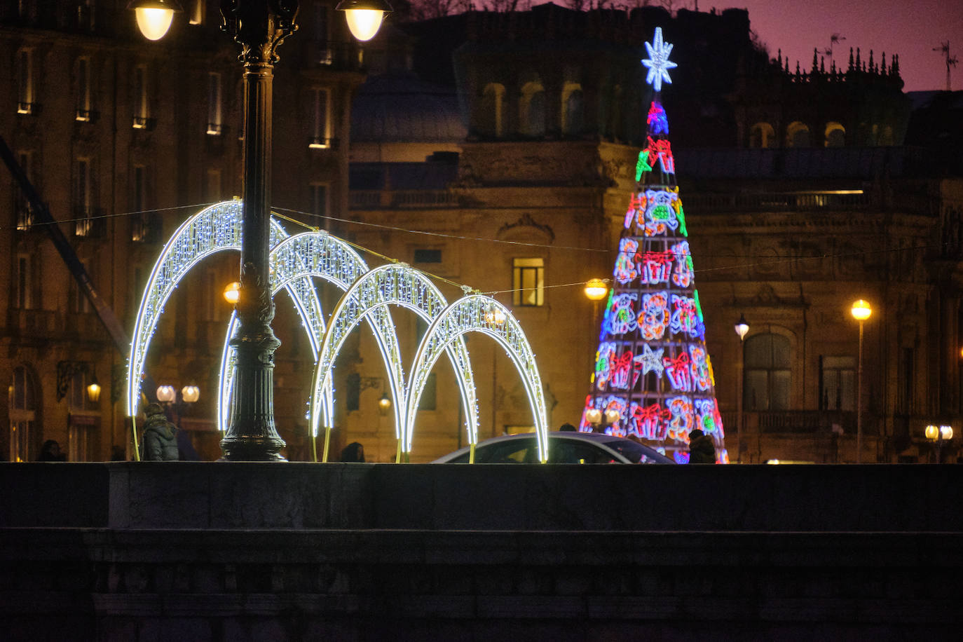 Las luces de Navidad iluminan Donostia. Por toda la ciudada hay 75 calles con más de 730 elementos, de ellos un 90% de diseños nuevos. Además, en Alderdi Eder se ha instalado un planetario de luz y sonido, una bola de diez metros de altura en la calle Easo, los árboles del Buen Pastor y el palacio de Miramar y el Mercado de Navidad. Todo ellos contribuyen a dar brillo a la ciudad.