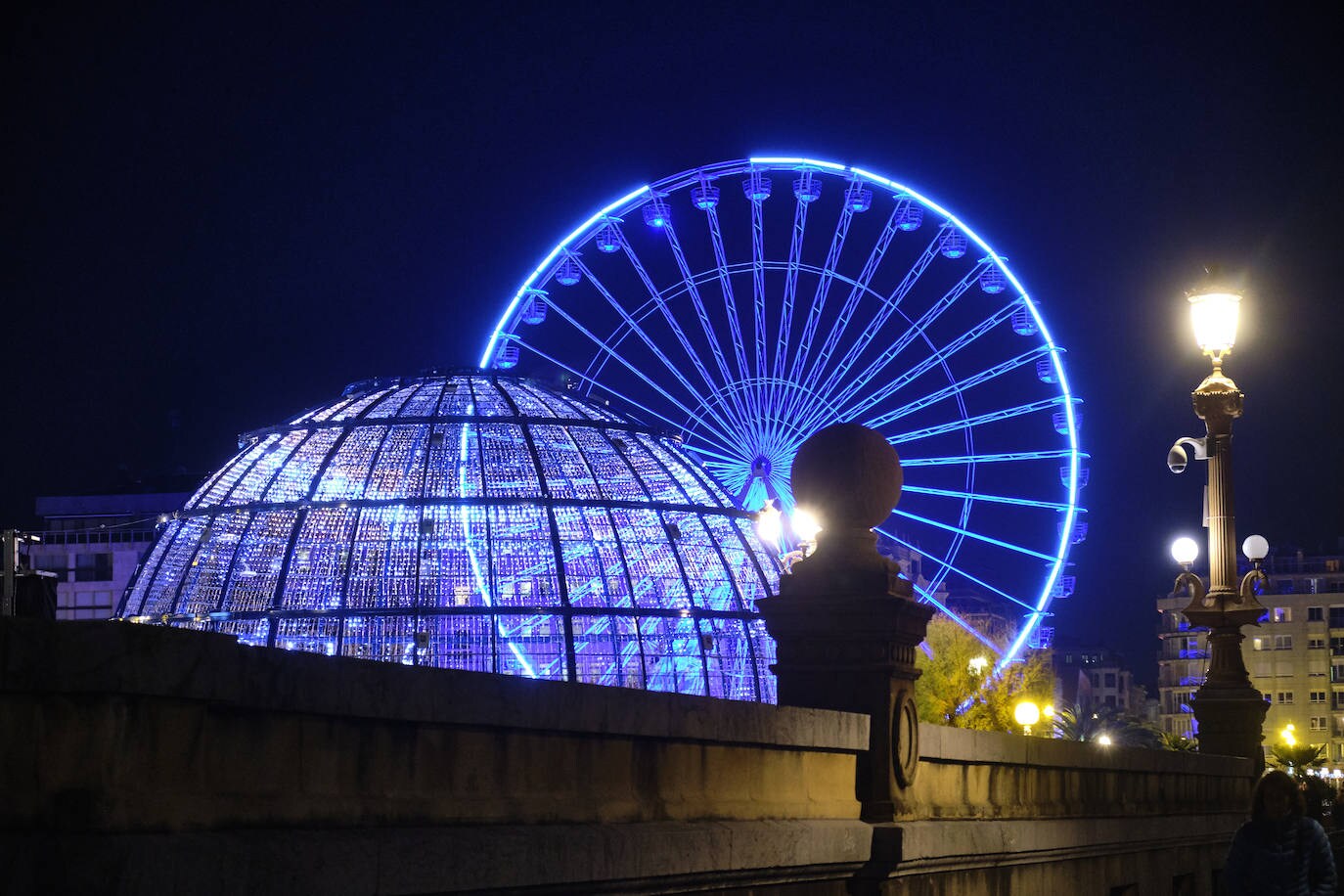 Las luces de Navidad iluminan Donostia. Por toda la ciudada hay 75 calles con más de 730 elementos, de ellos un 90% de diseños nuevos. Además, en Alderdi Eder se ha instalado un planetario de luz y sonido, una bola de diez metros de altura en la calle Easo, los árboles del Buen Pastor y el palacio de Miramar y el Mercado de Navidad. Todo ellos contribuyen a dar brillo a la ciudad.