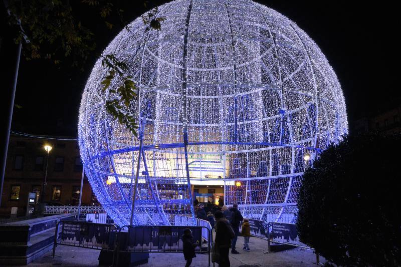 Las luces de Navidad iluminan Donostia. Por toda la ciudada hay 75 calles con más de 730 elementos, de ellos un 90% de diseños nuevos. Además, en Alderdi Eder se ha instalado un planetario de luz y sonido, una bola de diez metros de altura en la calle Easo, los árboles del Buen Pastor y el palacio de Miramar y el Mercado de Navidad. Todo ellos contribuyen a dar brillo a la ciudad.