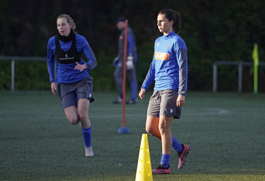 Las jugadoras de la Real Sociedad han completado en Zubieta un entrenamiento en el que han saboreado el Tambor de Oro. 