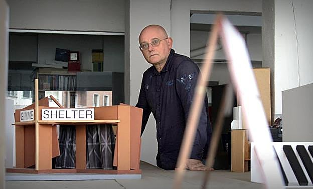 Badiola en su estudio, con una de sus obras más características, 'Gimme Shelter', de 1999.