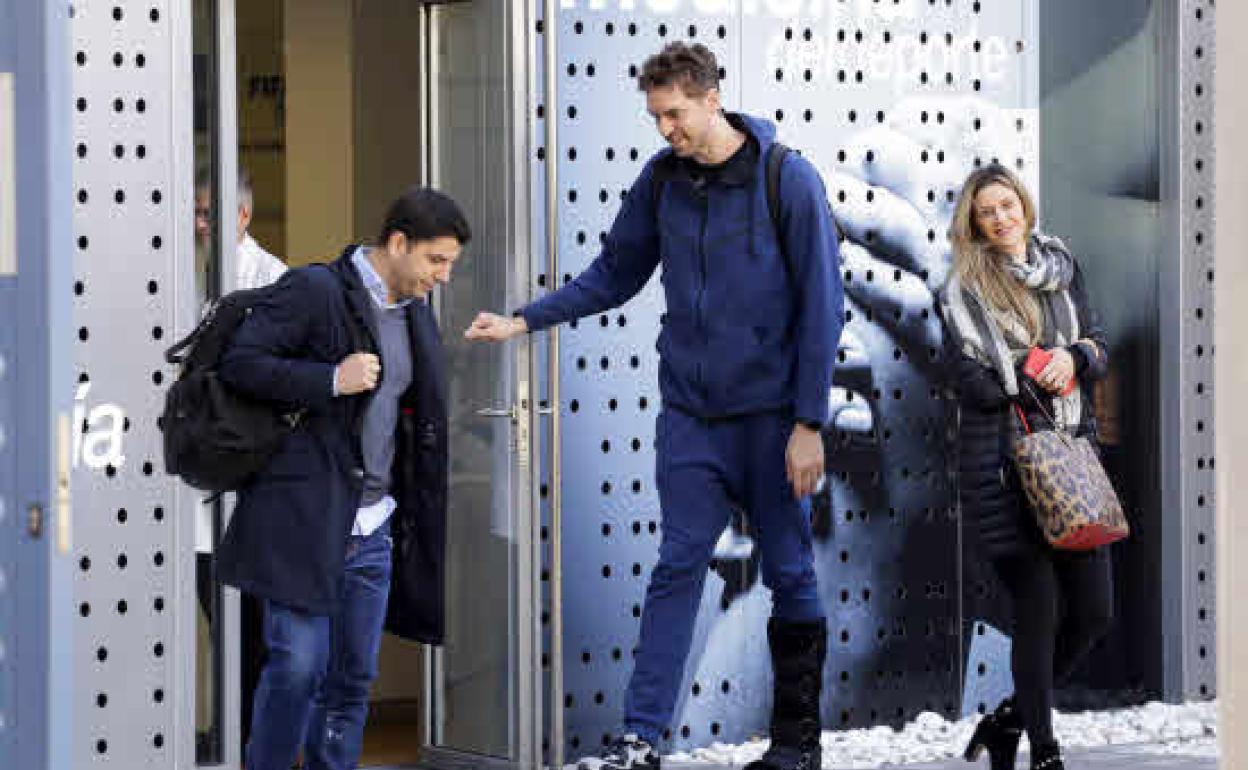 Pau Gasol visita en Murcia a doctor De Prado, especialista en lesiones de pie. 