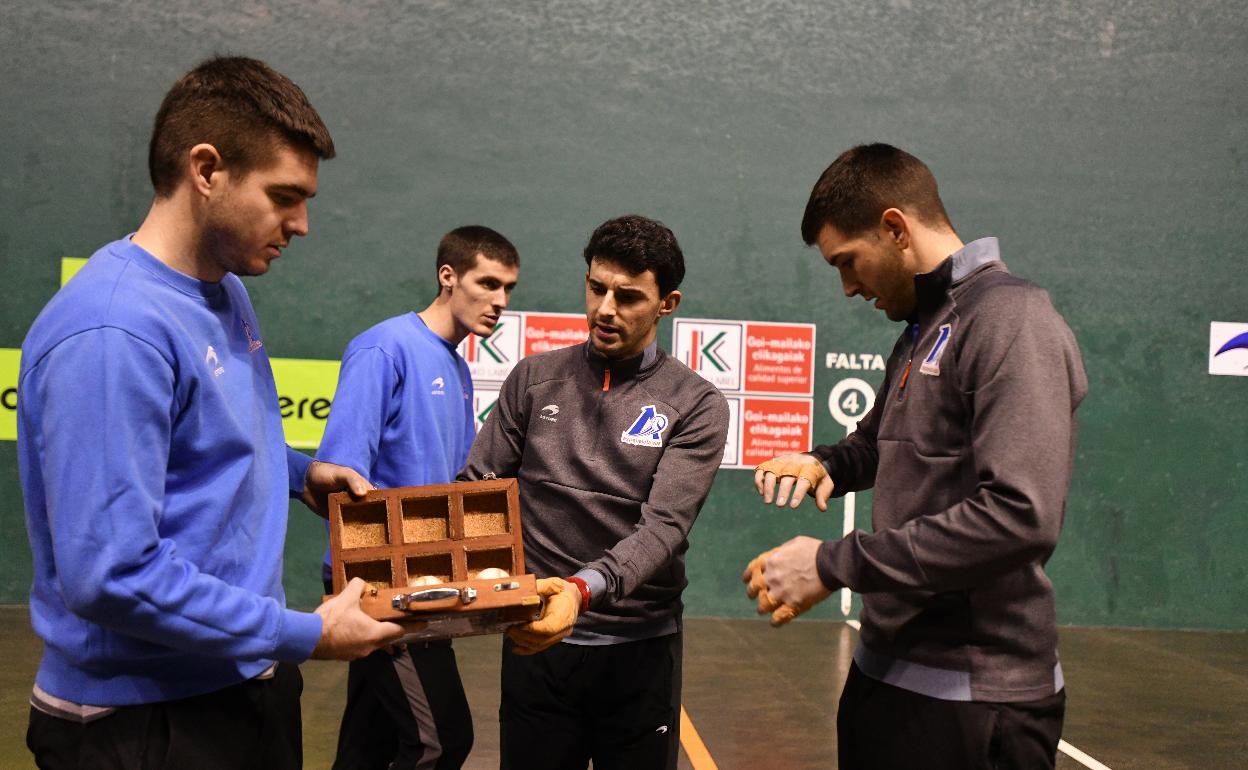 Elección de material para el partido del domingo. 
