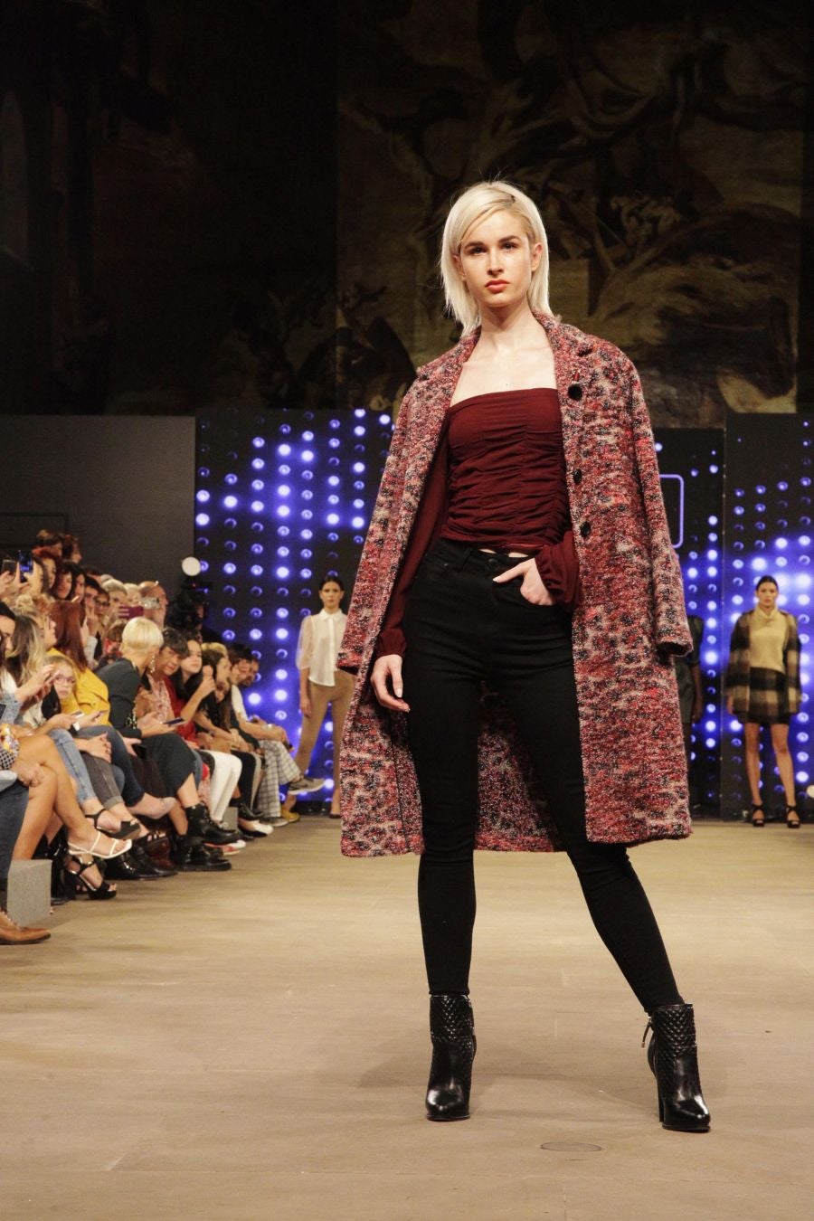 Temporada tras temporada la prenda exterior es protagonista del otoño-invierno. Siluetas rectas con cinturón ancho, colores empolvados o estampados geométricos se han convertido en el ‘must have’ de la campaña