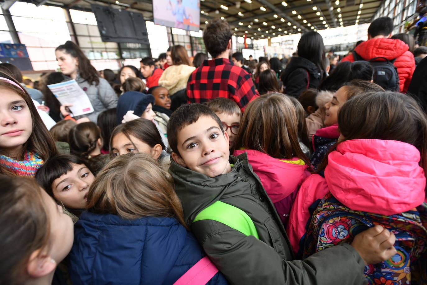 Fotos: Ikasleei zuzendutako jarduerekin hasi da 54. Durangoko Azoka