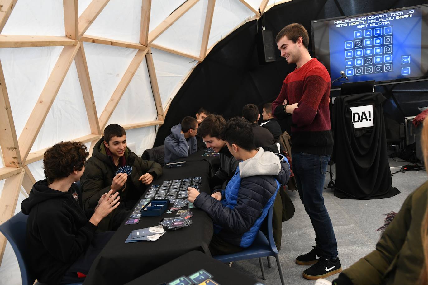 Fotos: Ikasleei zuzendutako jarduerekin hasi da 54. Durangoko Azoka