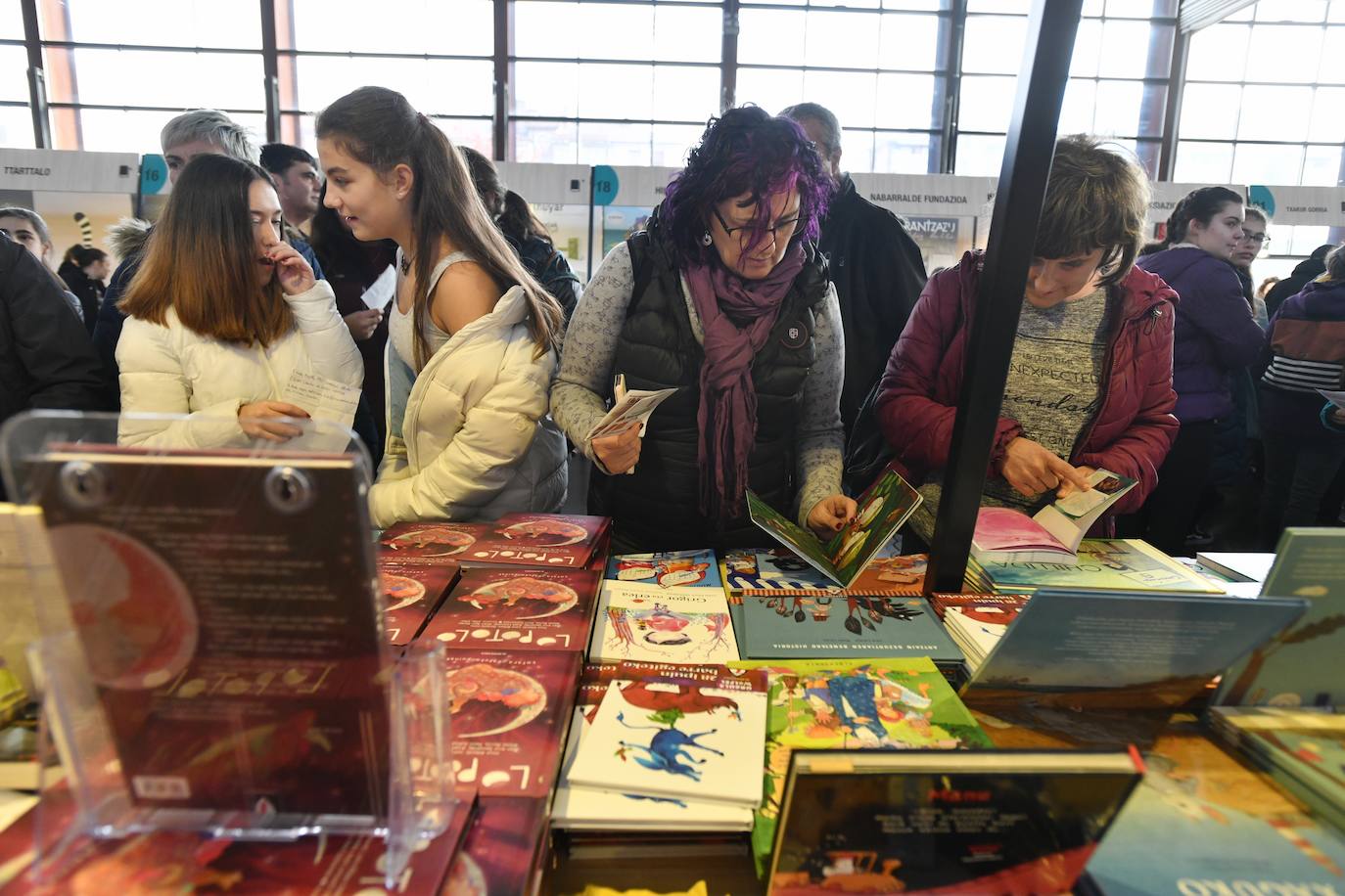 Fotos: Ikasleei zuzendutako jarduerekin hasi da 54. Durangoko Azoka