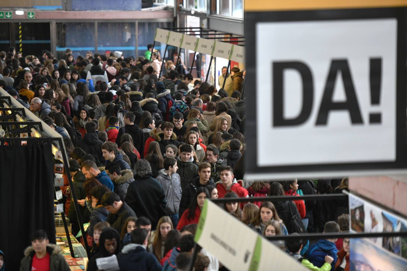 Fotos: Ikasleei zuzendutako jarduerekin hasi da 54. Durangoko Azoka