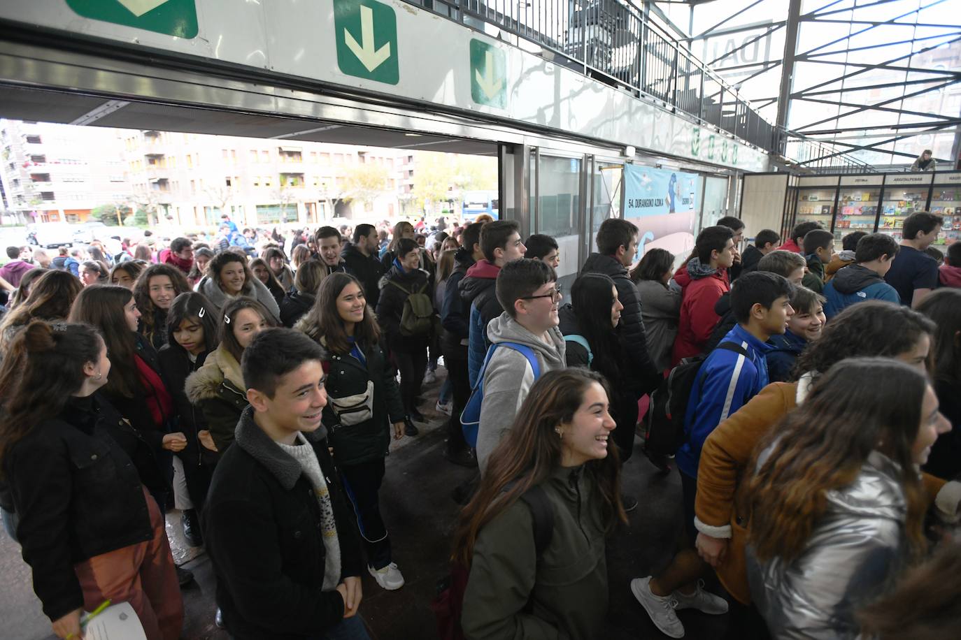 Fotos: Ikasleei zuzendutako jarduerekin hasi da 54. Durangoko Azoka