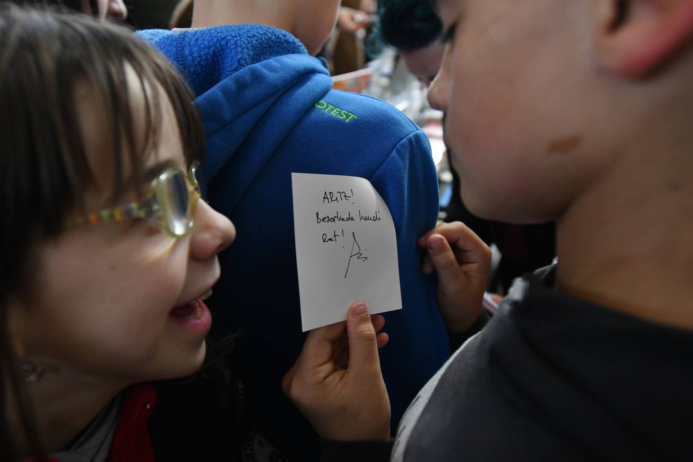 Fotos: Ikasleei zuzendutako jarduerekin hasi da 54. Durangoko Azoka