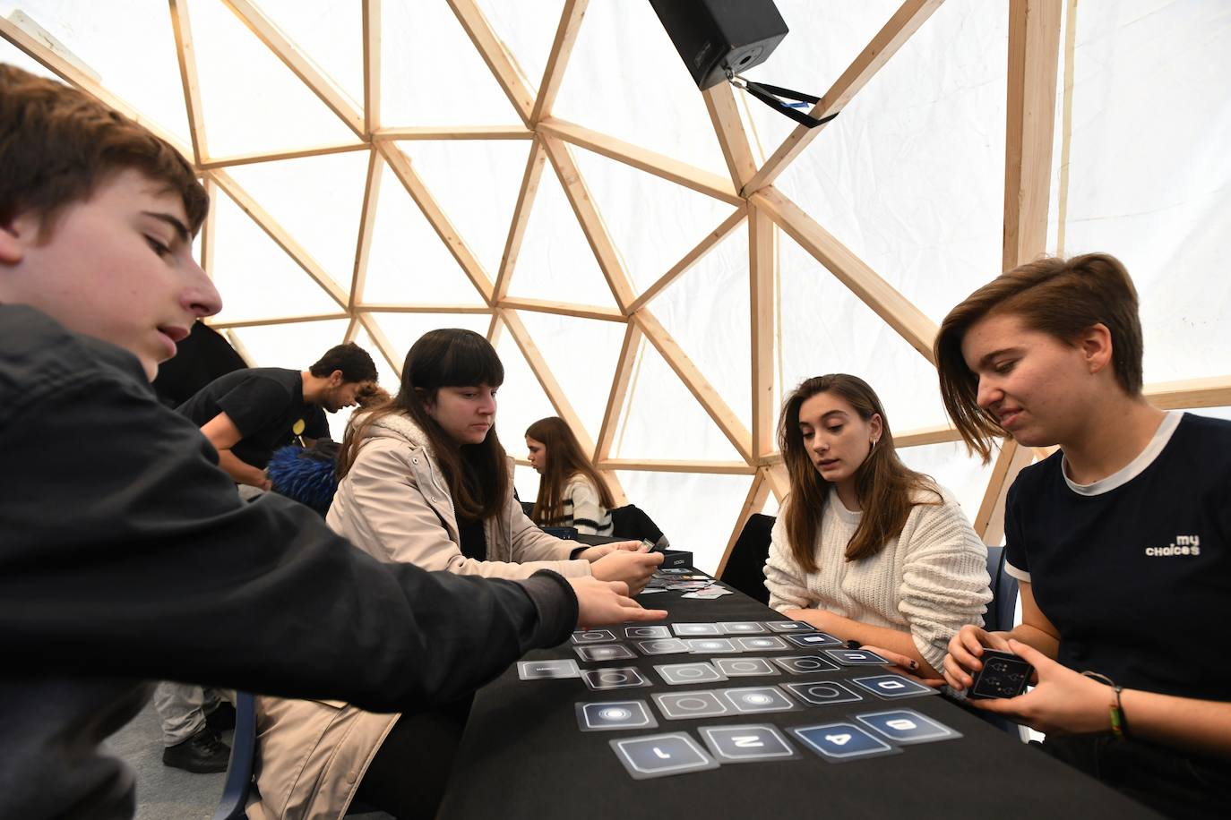 Fotos: Ikasleei zuzendutako jarduerekin hasi da 54. Durangoko Azoka