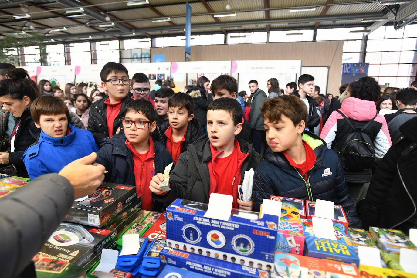 Fotos: Ikasleei zuzendutako jarduerekin hasi da 54. Durangoko Azoka