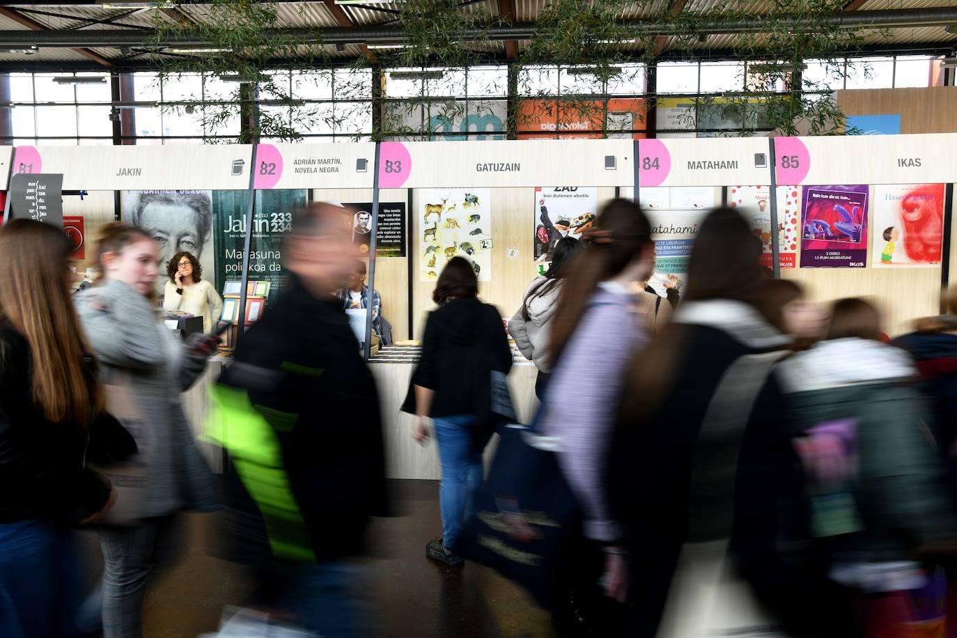 Fotos: Ikasleei zuzendutako jarduerekin hasi da 54. Durangoko Azoka
