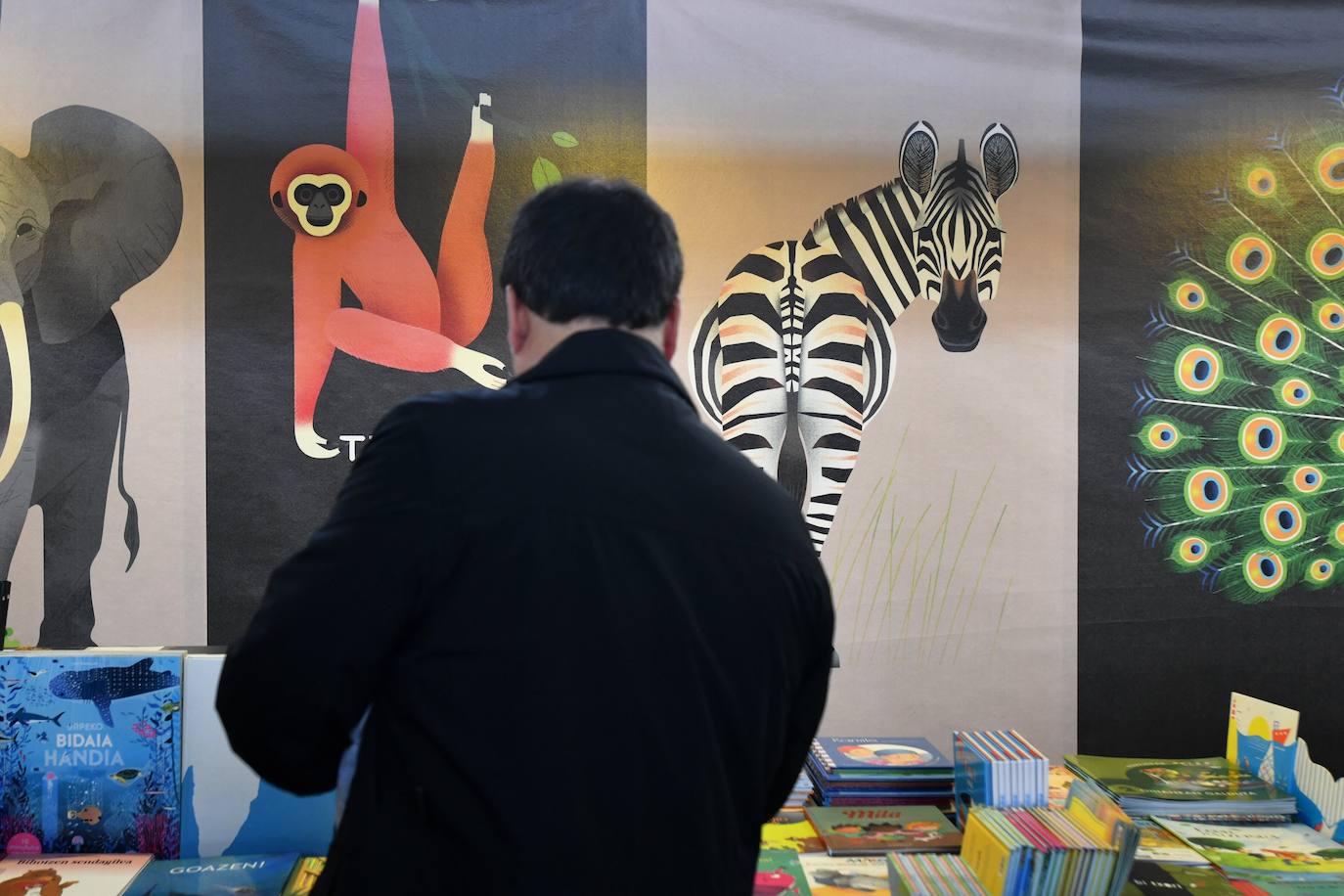 Fotos: Ikasleei zuzendutako jarduerekin hasi da 54. Durangoko Azoka