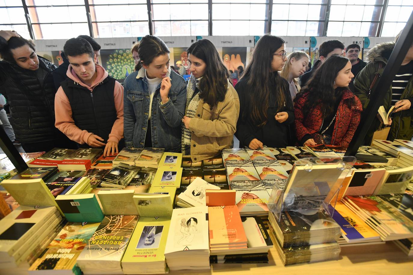 Fotos: Ikasleei zuzendutako jarduerekin hasi da 54. Durangoko Azoka