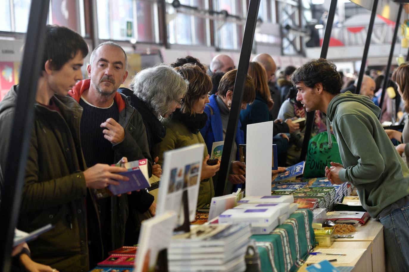 Fotos: Ikasleei zuzendutako jarduerekin hasi da 54. Durangoko Azoka