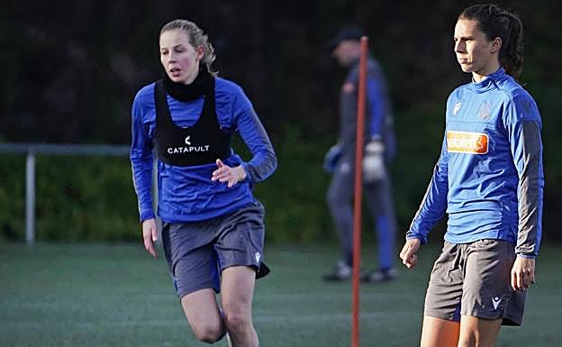 Amanda Edgrand, durante el entrenamiento de ayer en Zubieta, junto a Maddi Torre. 