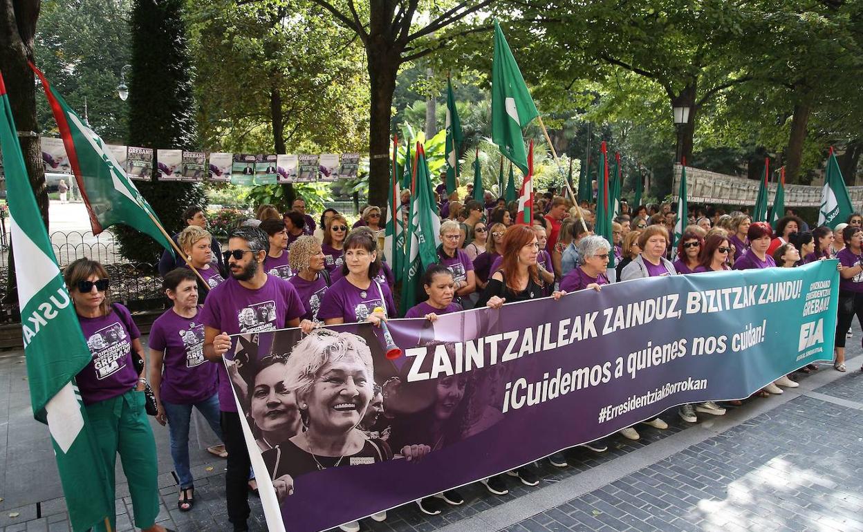 Imagen de archivo de una de las concentraciones de las trabajadoras de las residencias.