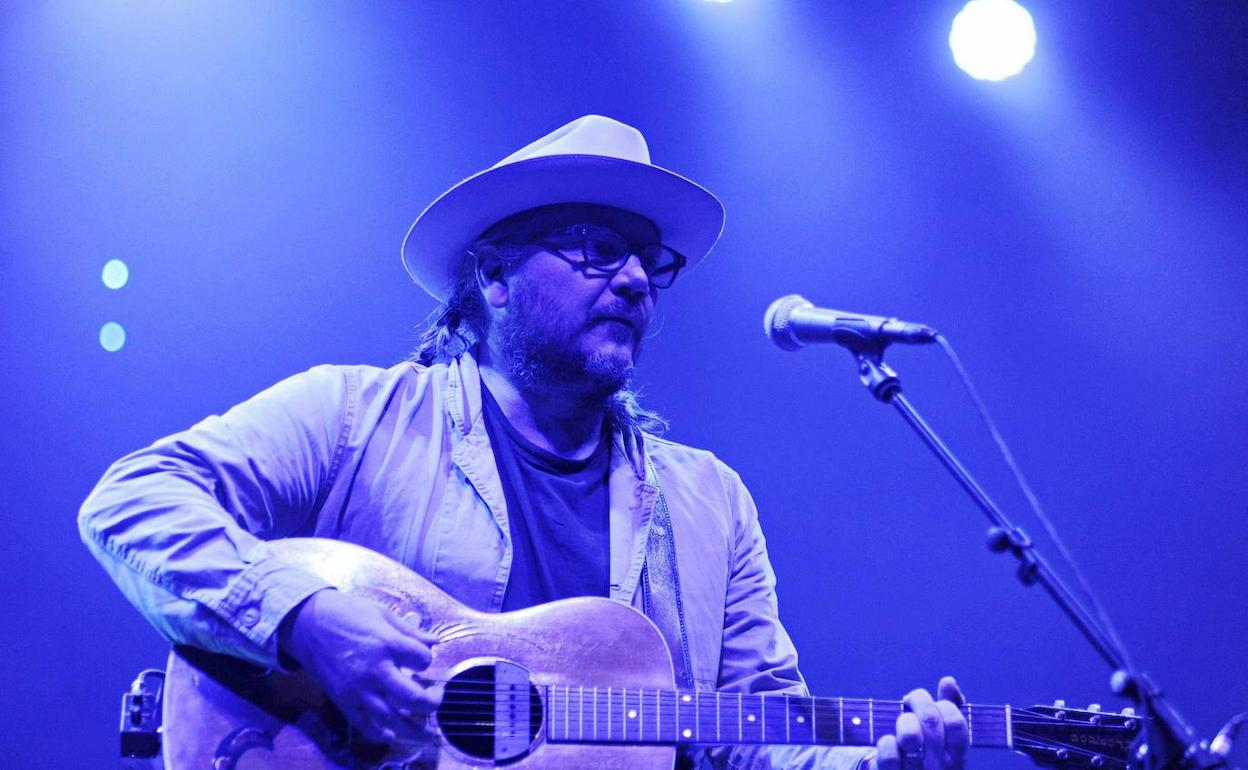 El vocalista y guitarra del grupo estadounidense Wilco, Jeff Tweedy. 