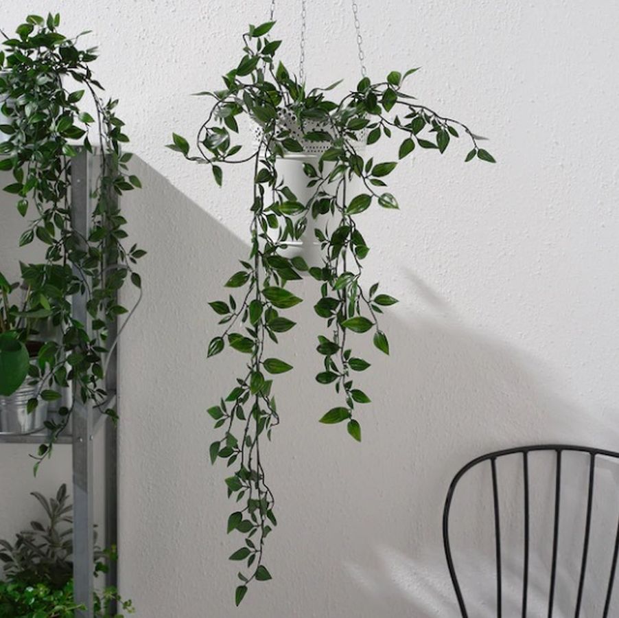 Los años 70 pusieron de moda colgar las plantas desde techo con macetas colgantes de macramé. Ahora, con un aspecto renovado y más sofisticado cinco décadas después, esta tendencia aterriza con más fuerza que nunca