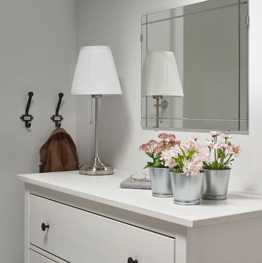 Y otra de las opciones más 'cool' es el terrario en jarrones y macetas, perfecto para cualquier espacio de la casa