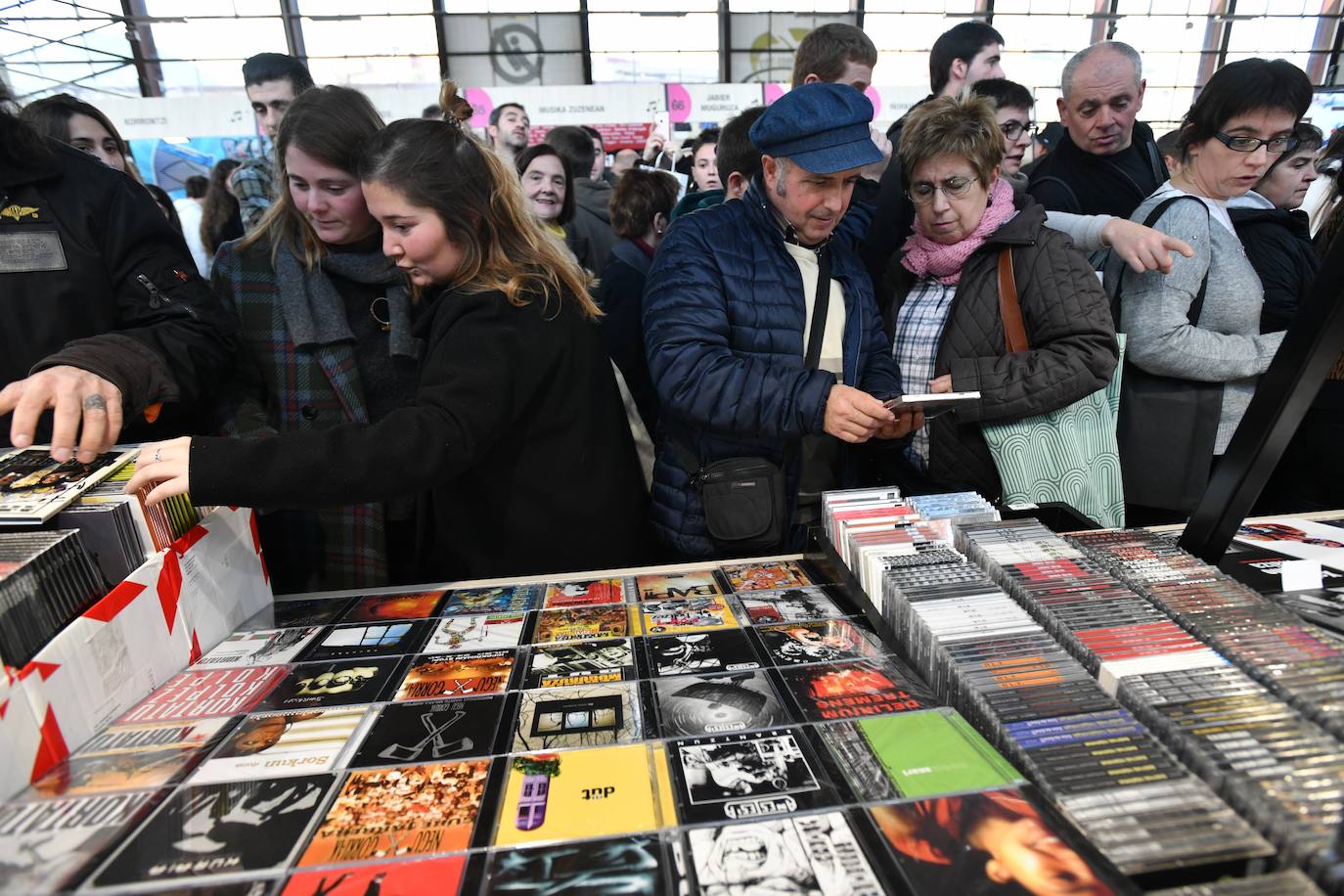 Fotos: Sormena bor-bor, Azokaren bigarren egunean