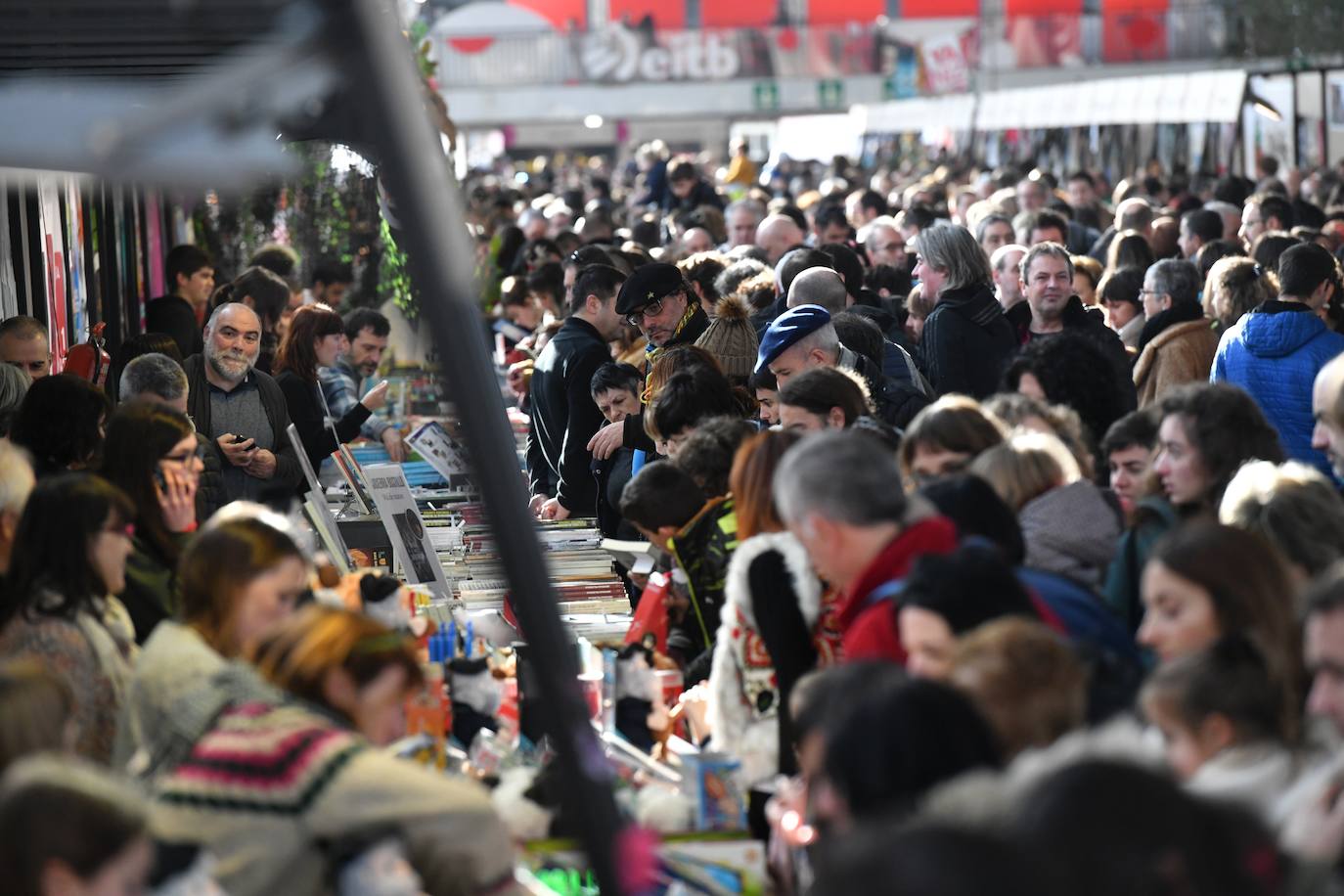 Fotos: Sormena bor-bor, Azokaren bigarren egunean