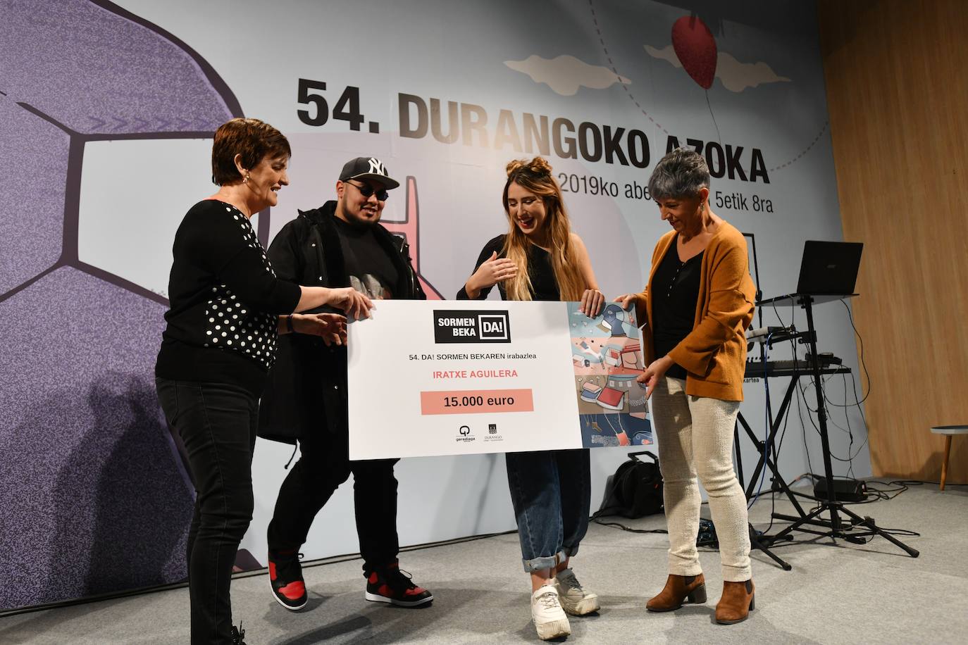 Fotos: Sormena bor-bor, Azokaren bigarren egunean