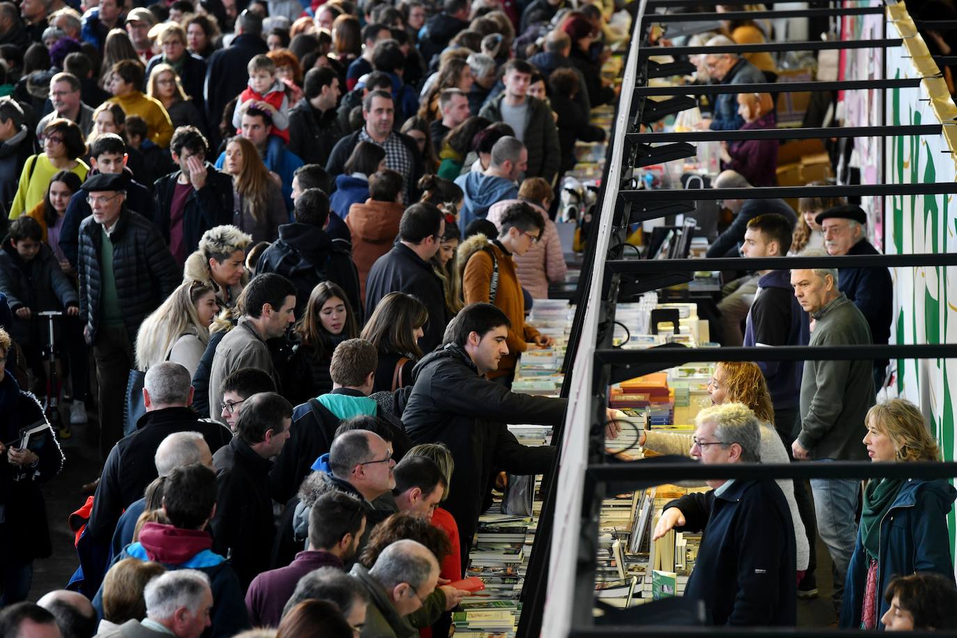 Fotos: Sormena bor-bor, Azokaren bigarren egunean