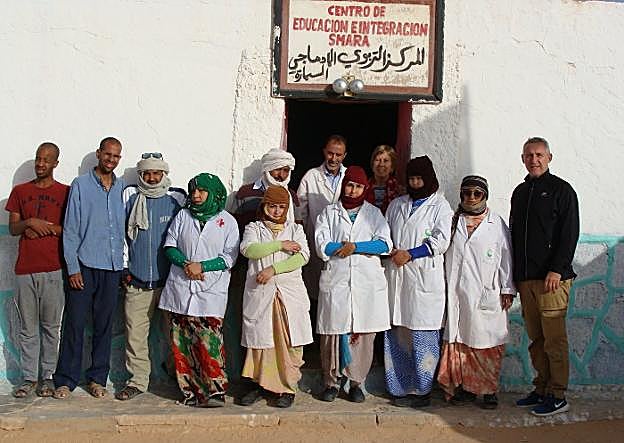 La conexión entre el Sahara y Donostia. A la izquierda, Maite y Germán junto a algunos educadores. A la derecha, unos niños del centro de educación especial. Abajo, los bidones de plástico y usuarios del centro de educación especial de Smara.