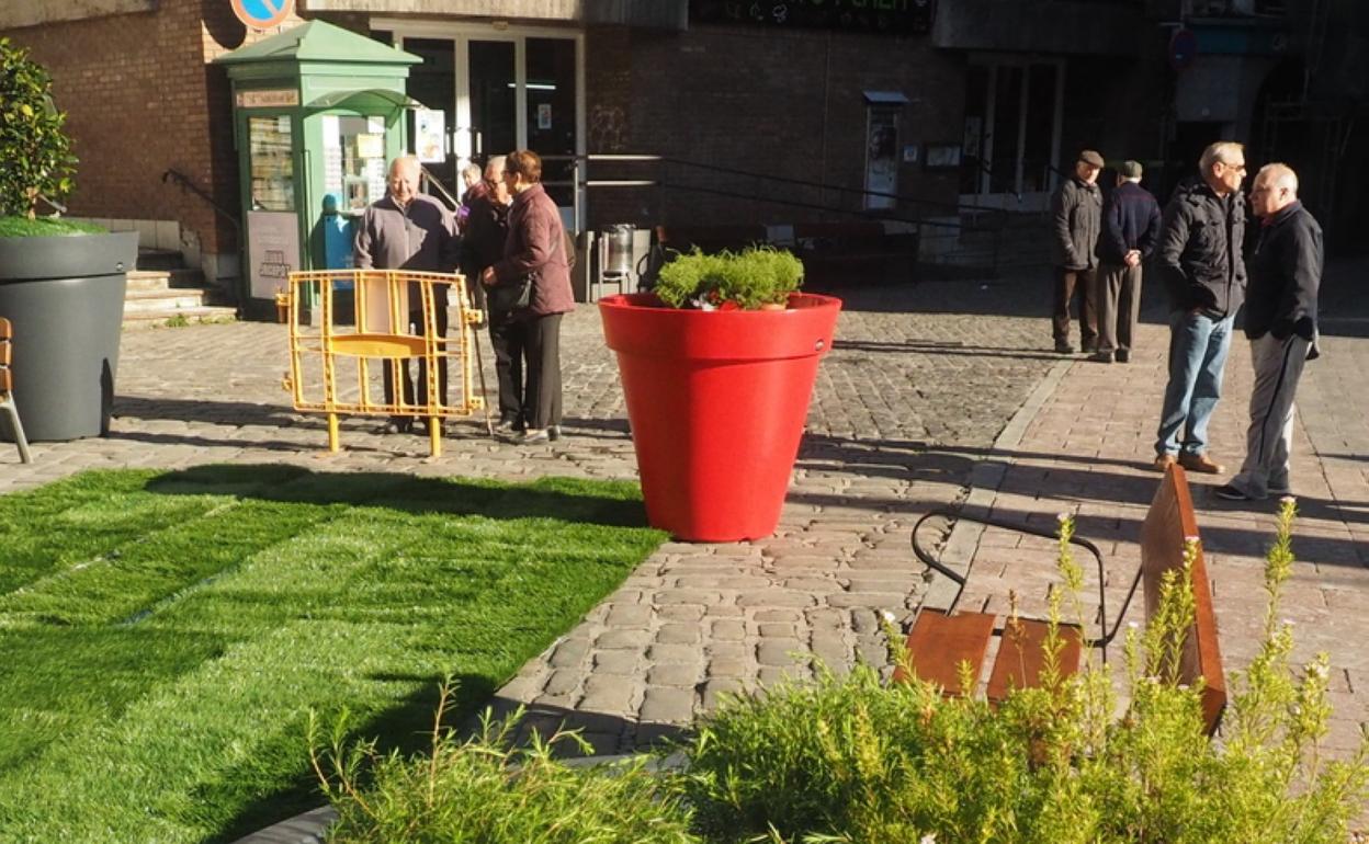 Zona lúdica. Espacio verde en la plaza Kalebarren. 