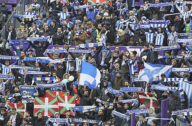 Las gradas del estadio José Zorrilla se han teñido de azul y blanco