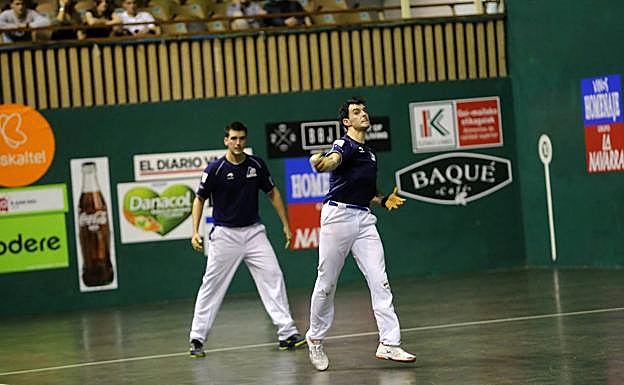 Altuna III y Ladis Galarza durante el partido. 