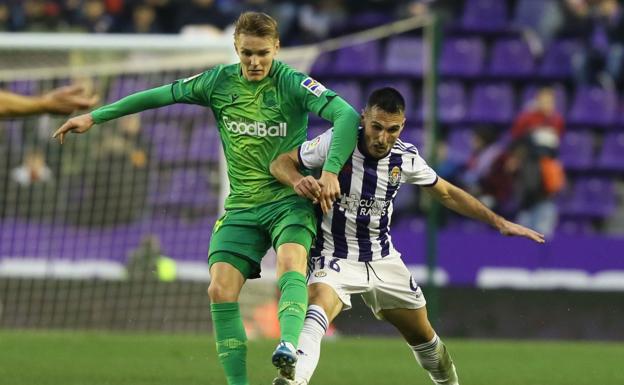 Odegaard pelea por un balón que también persigue Fede. El centro del campo realista fue superior. 