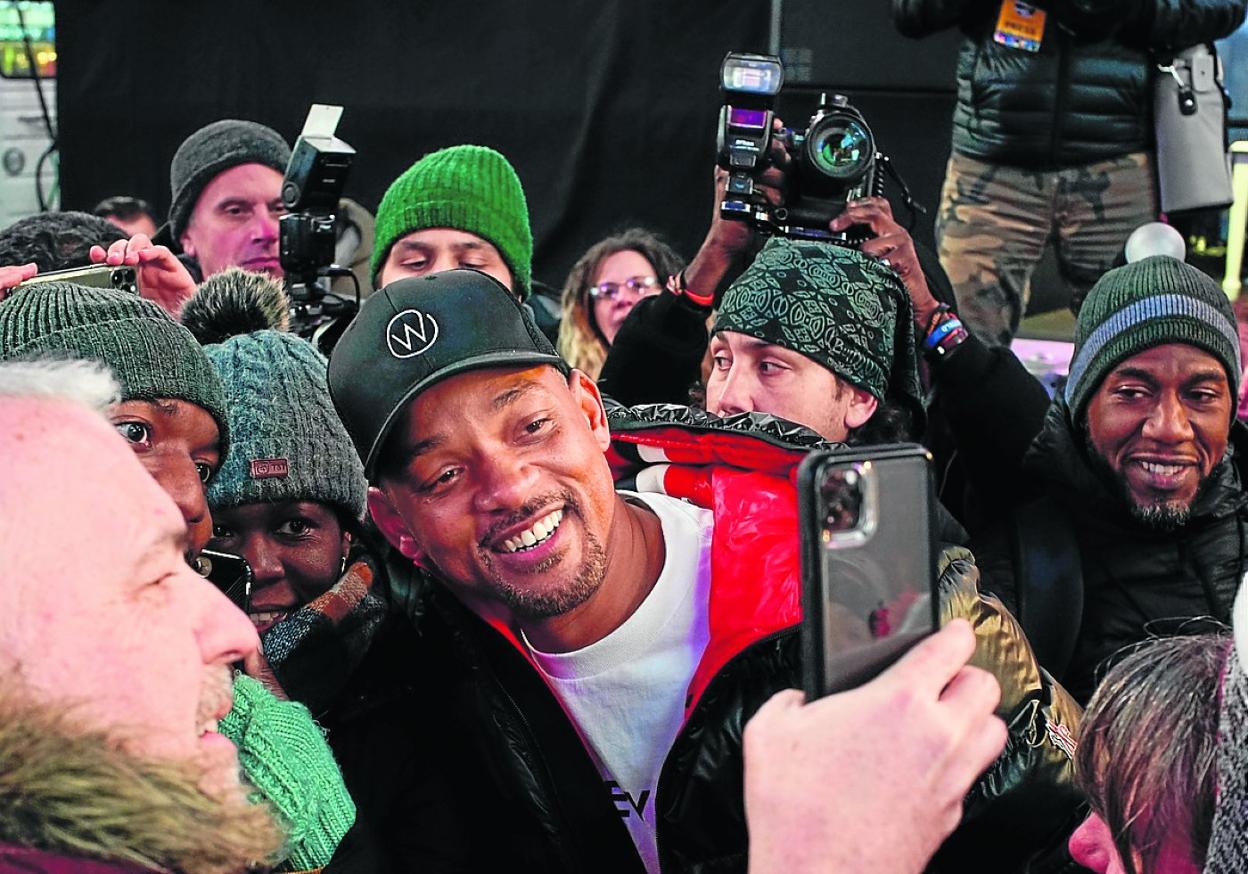 Los participantes se hacen fotos con Will Smith. 