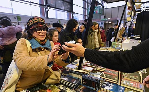 Las mujeres gastan algo menos que los hombres, pero además de ser mayoría entre los visitantes, son las que más libros compran. 