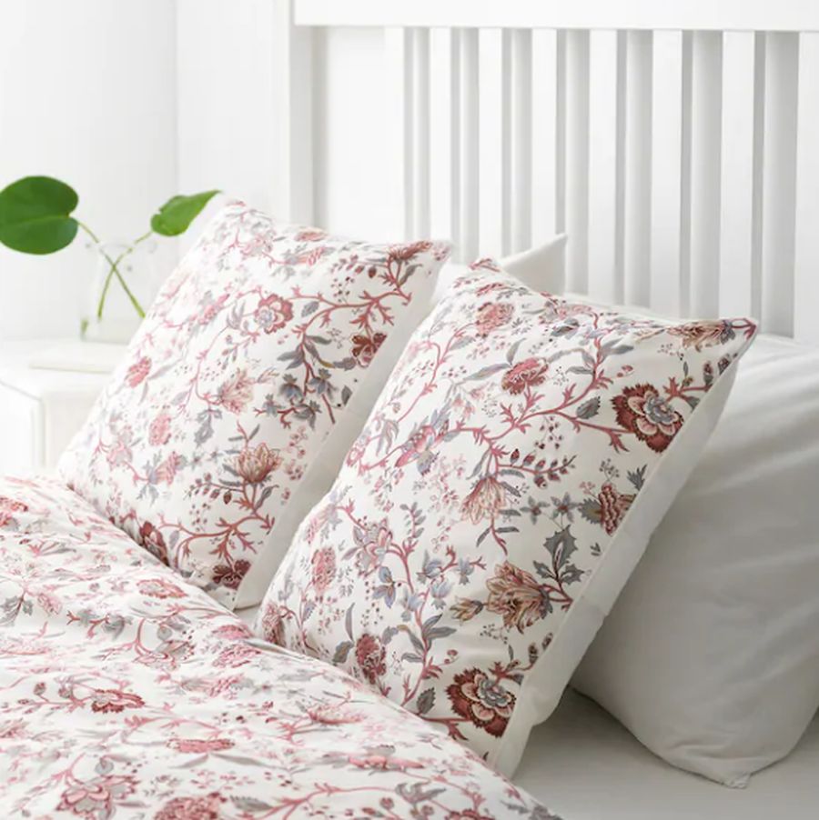 Los estampados florales nunca pasan de moda y aportan vida a tu casa. Los tonos burgundy son un acierto seguro 