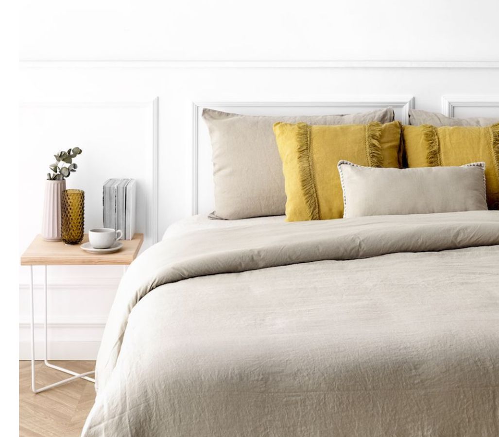 Un toque de color mostaza en los cojines aporta calidez y sofisticación a la estancia