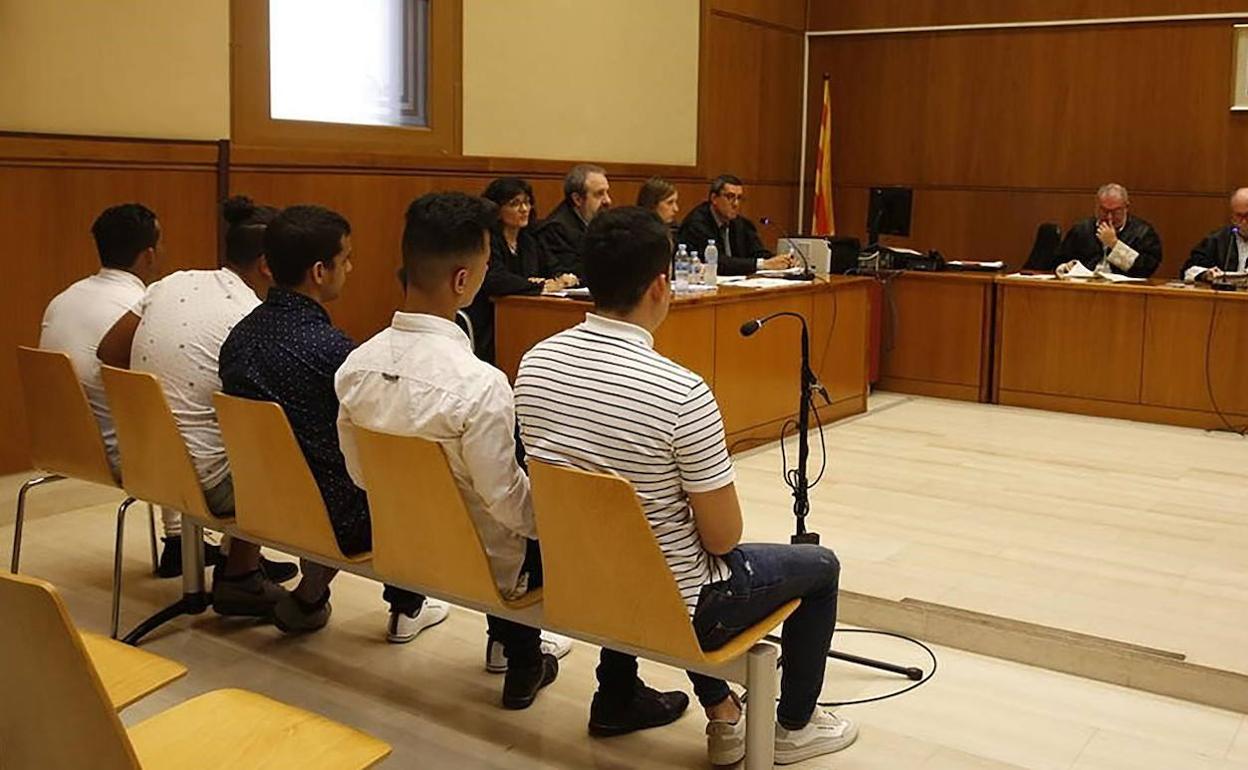 Imagen de archivo de los cinco miembros de la 'manada' de Manresa, durante el juicio en la Audiencia de Barcelona.