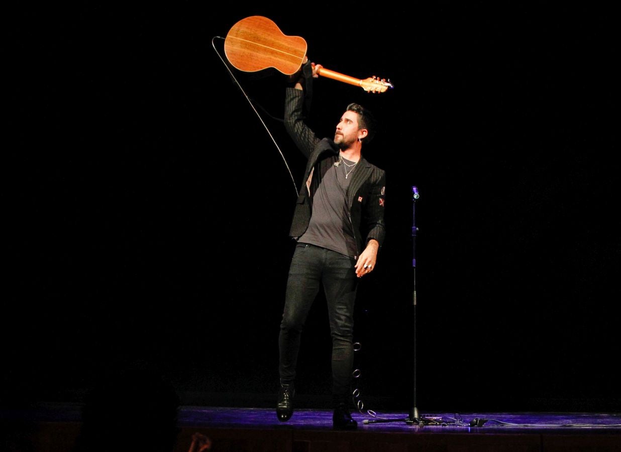 900 invitados asistieron a las Bodas de Plata de la televisión de Gipuzkoa donde las sorpresas, los momentos emotivos y los recuerdos inolvidables fueron protagonistas de 2 horas de evento y 21 destacados premiados entre los que destacaron La Oreja de Van Gogh, Álex Ubago, Ainhoa Arteta, Aizpea Goenaga, Bernardo Atxaga, Luis Arconada, Cayetano Martínez de Irujo, Juan Mari Arzak o Martín Berasategi