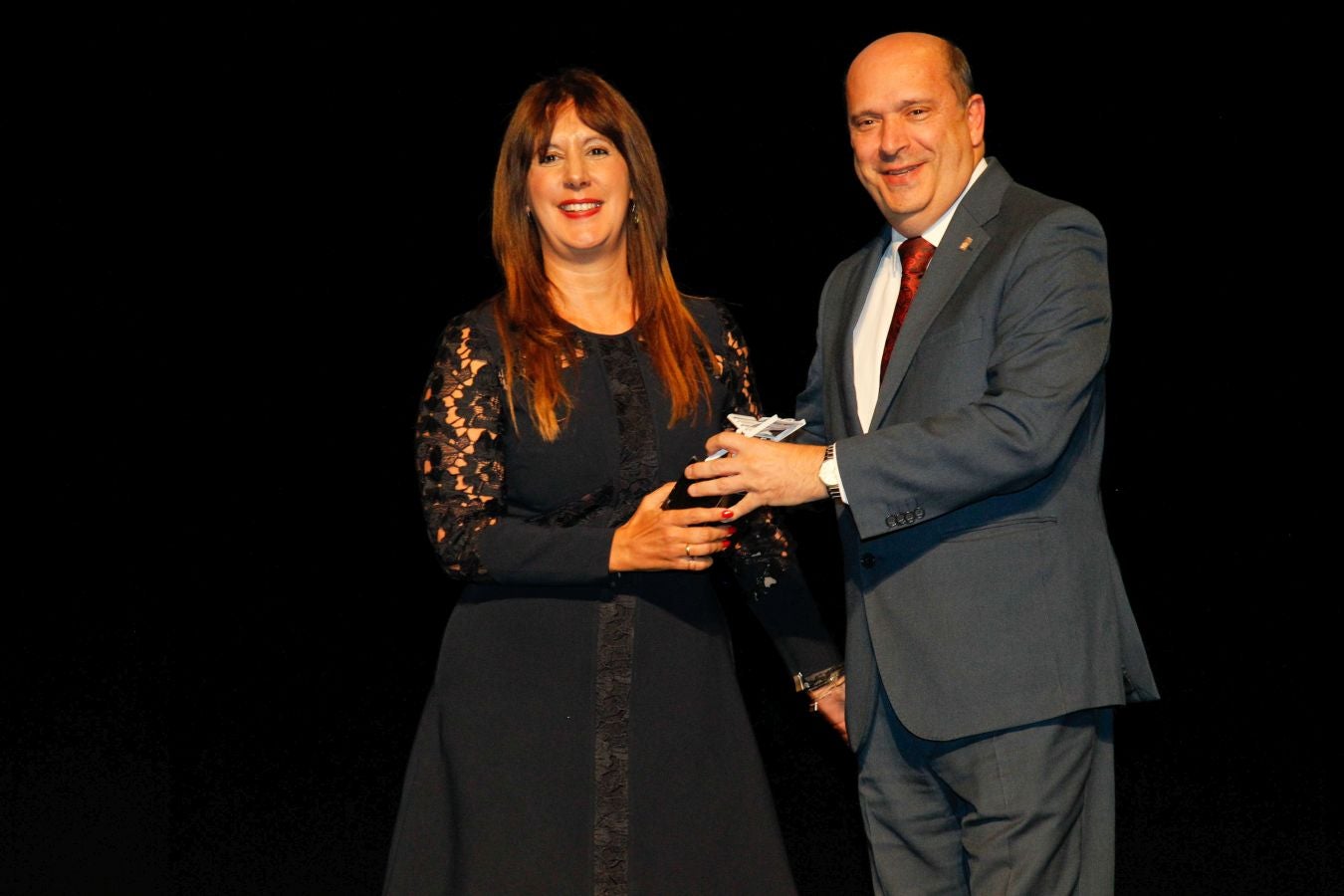 900 invitados asistieron a las Bodas de Plata de la televisión de Gipuzkoa donde las sorpresas, los momentos emotivos y los recuerdos inolvidables fueron protagonistas de 2 horas de evento y 21 destacados premiados entre los que destacaron La Oreja de Van Gogh, Álex Ubago, Ainhoa Arteta, Aizpea Goenaga, Bernardo Atxaga, Luis Arconada, Cayetano Martínez de Irujo, Juan Mari Arzak o Martín Berasategi