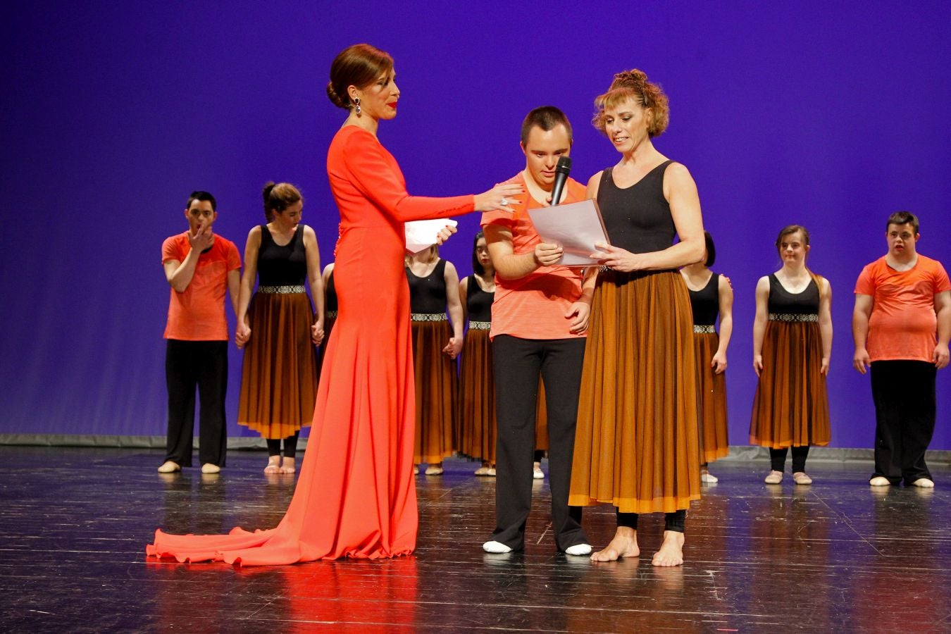 900 invitados asistieron a las Bodas de Plata de la televisión de Gipuzkoa donde las sorpresas, los momentos emotivos y los recuerdos inolvidables fueron protagonistas de 2 horas de evento y 21 destacados premiados entre los que destacaron La Oreja de Van Gogh, Álex Ubago, Ainhoa Arteta, Aizpea Goenaga, Bernardo Atxaga, Luis Arconada, Cayetano Martínez de Irujo, Juan Mari Arzak o Martín Berasategi