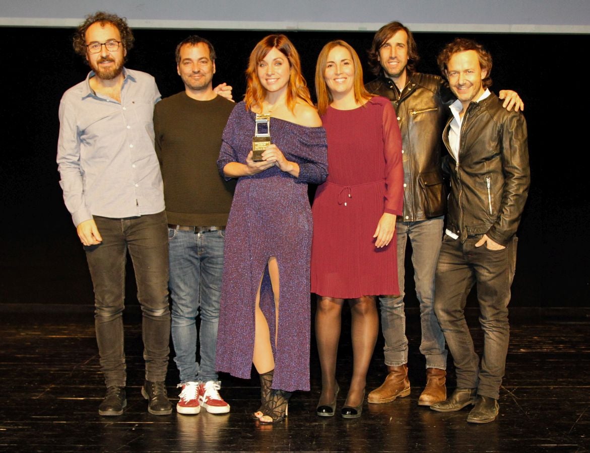 900 invitados asistieron a las Bodas de Plata de la televisión de Gipuzkoa donde las sorpresas, los momentos emotivos y los recuerdos inolvidables fueron protagonistas de 2 horas de evento y 21 destacados premiados entre los que destacaron La Oreja de Van Gogh, Álex Ubago, Ainhoa Arteta, Aizpea Goenaga, Bernardo Atxaga, Luis Arconada, Cayetano Martínez de Irujo, Juan Mari Arzak o Martín Berasategi
