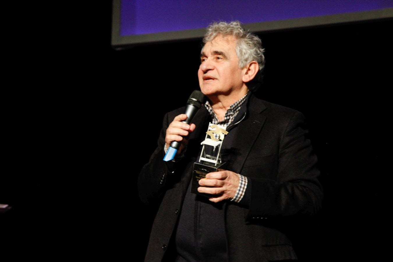 900 invitados asistieron a las Bodas de Plata de la televisión de Gipuzkoa donde las sorpresas, los momentos emotivos y los recuerdos inolvidables fueron protagonistas de 2 horas de evento y 21 destacados premiados entre los que destacaron La Oreja de Van Gogh, Álex Ubago, Ainhoa Arteta, Aizpea Goenaga, Bernardo Atxaga, Luis Arconada, Cayetano Martínez de Irujo, Juan Mari Arzak o Martín Berasategi