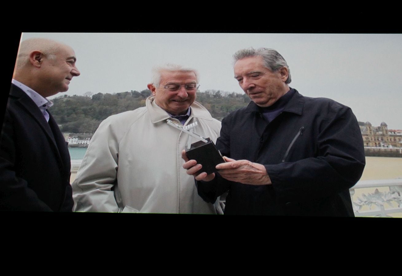 900 invitados asistieron a las Bodas de Plata de la televisión de Gipuzkoa donde las sorpresas, los momentos emotivos y los recuerdos inolvidables fueron protagonistas de 2 horas de evento y 21 destacados premiados entre los que destacaron La Oreja de Van Gogh, Álex Ubago, Ainhoa Arteta, Aizpea Goenaga, Bernardo Atxaga, Luis Arconada, Cayetano Martínez de Irujo, Juan Mari Arzak o Martín Berasategi