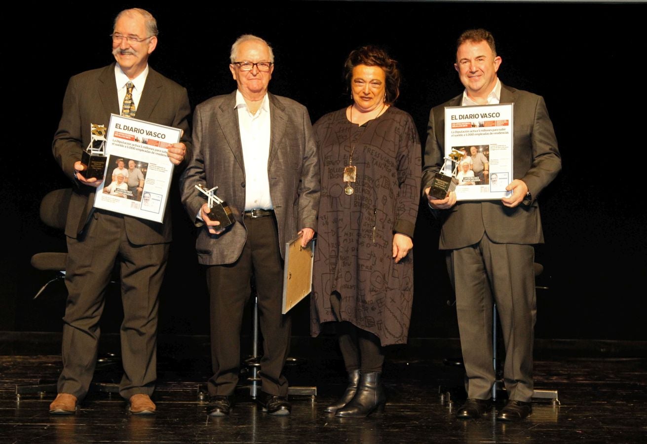 900 invitados asistieron a las Bodas de Plata de la televisión de Gipuzkoa donde las sorpresas, los momentos emotivos y los recuerdos inolvidables fueron protagonistas de 2 horas de evento y 21 destacados premiados entre los que destacaron La Oreja de Van Gogh, Álex Ubago, Ainhoa Arteta, Aizpea Goenaga, Bernardo Atxaga, Luis Arconada, Cayetano Martínez de Irujo, Juan Mari Arzak o Martín Berasategi