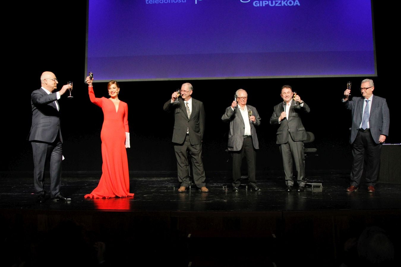 900 invitados asistieron a las Bodas de Plata de la televisión de Gipuzkoa donde las sorpresas, los momentos emotivos y los recuerdos inolvidables fueron protagonistas de 2 horas de evento y 21 destacados premiados entre los que destacaron La Oreja de Van Gogh, Álex Ubago, Ainhoa Arteta, Aizpea Goenaga, Bernardo Atxaga, Luis Arconada, Cayetano Martínez de Irujo, Juan Mari Arzak o Martín Berasategi
